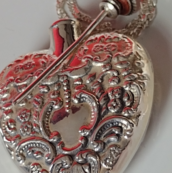 Stupendous Sterling Large Lady's Perfume Heart Fla - Picture 3 of 15